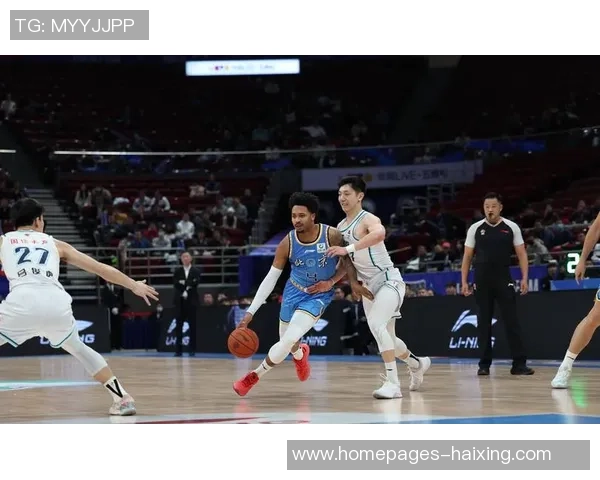 亚当斯与广东队精彩对决集锦回顾展现篮球魅力与激情时刻